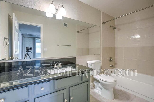 Building Photo - 1033 W Madero Ave