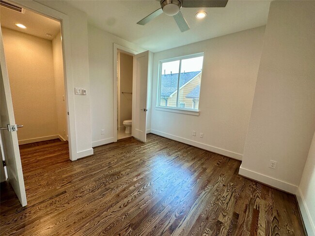 Building Photo - 1537 W 24th St