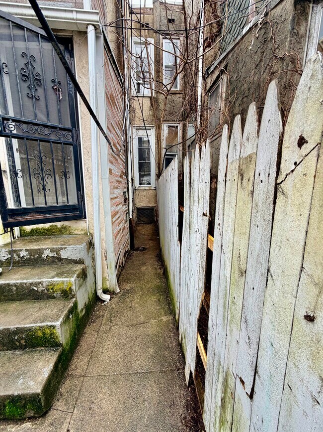 Building Photo - 5537 Harmer St