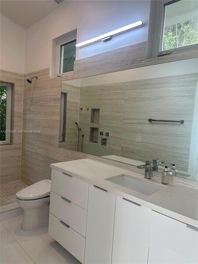 Building Photo - 3865 Poinciana Ave