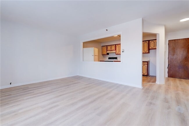 Building Photo - 404 Main St