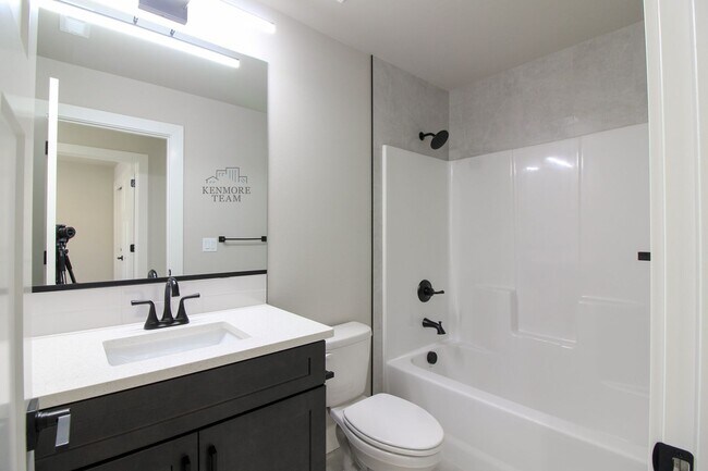 Building Photo - 3 Bedroom, 2.5 Bath Richland Townhome