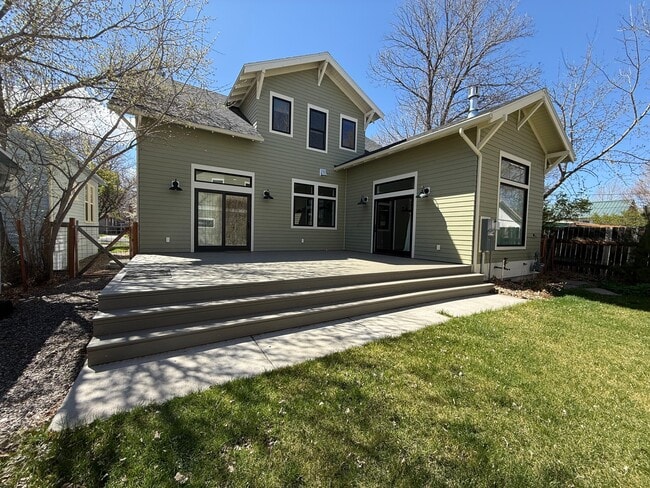 Building Photo - 425 S Yellowstone St