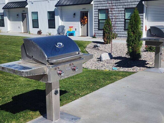 Building Photo - BEAUTIFUL 4 BEDROOM TOWNHOME for rent (or Rent-to-Own) in Ammon w/ 2 Car Garage! Deposit-Free Lea...