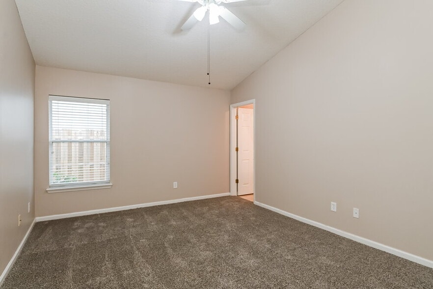 Building Photo - 2112 S Cranbrook Ave