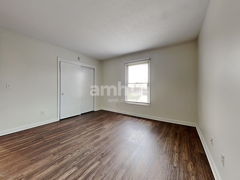 Building Photo - 6872 Sun Ridge Dr