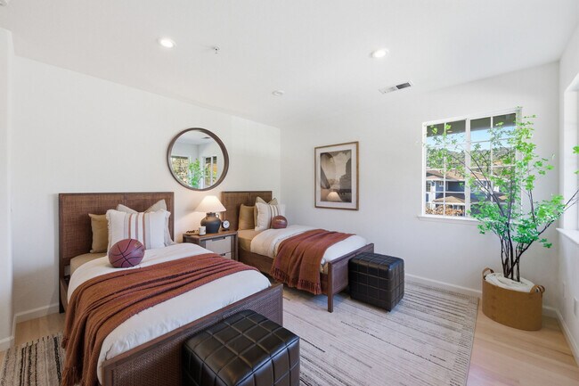 Building Photo - 15 Aaron Dr