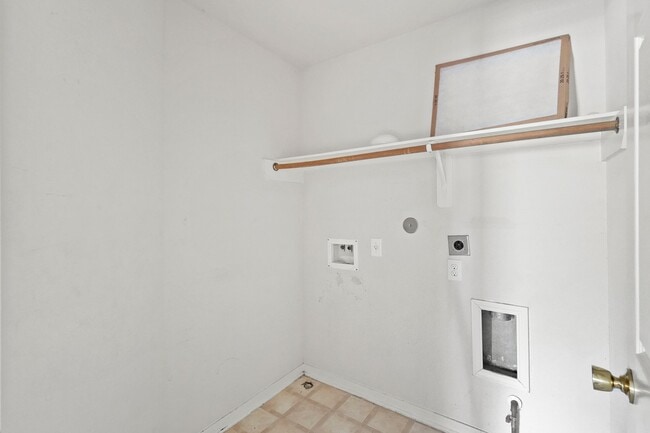 Building Photo - 16115 Sheldon Ridge Way