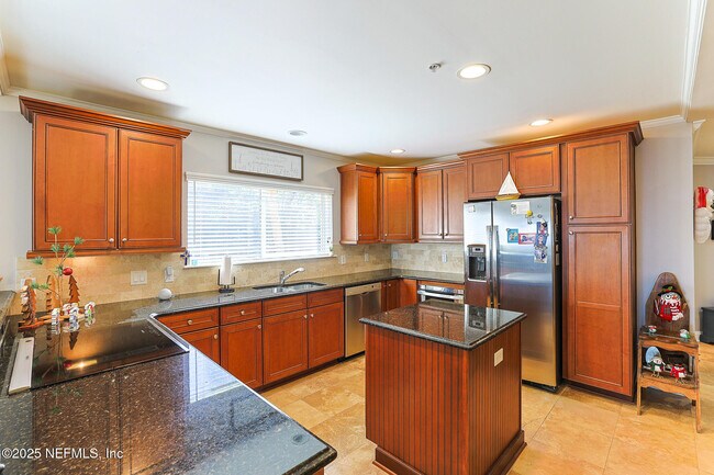 Building Photo - 120 Bay St