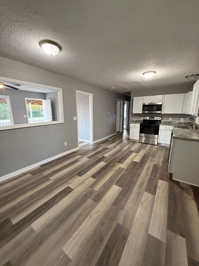 Building Photo - 3+ bedroom/2 bath house