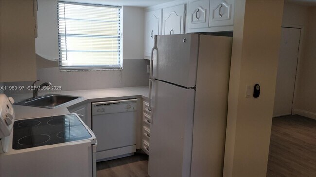 Building Photo - 1975 NE 135th St