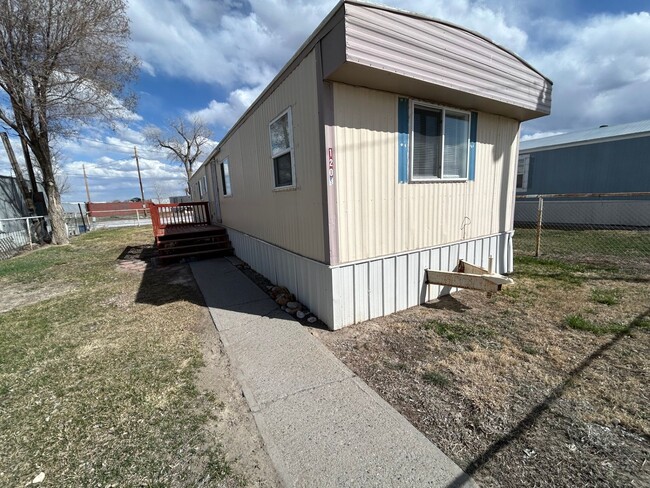 Building Photo - 3 Bed 1.5 Bath Fully Remodeled Mobile Home...