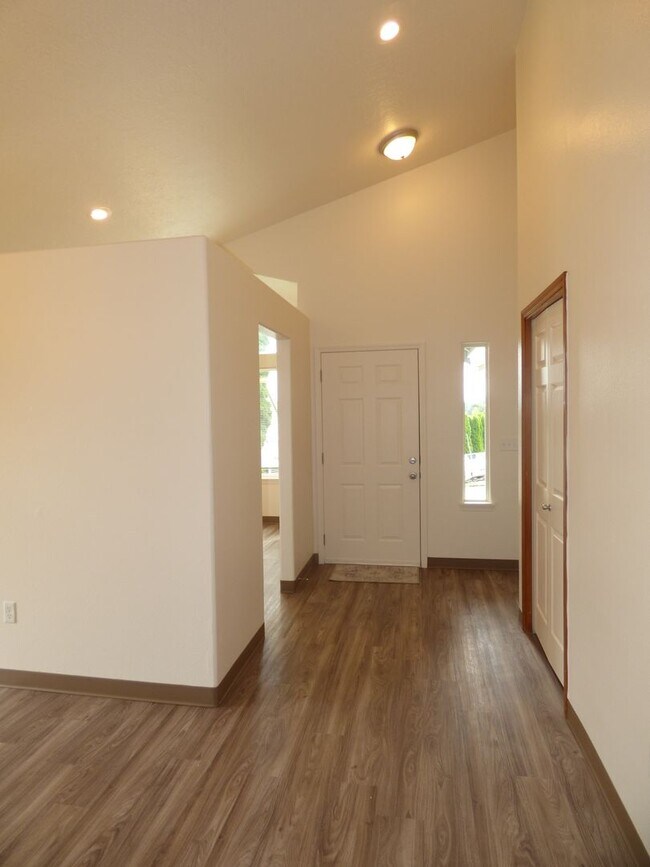 Building Photo - Rent Special: 1/2 Off August's Rent!! 3 bed 2 bath House in South Salem!