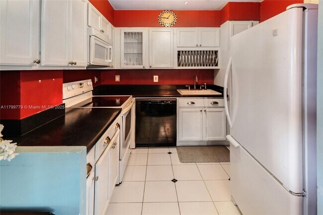 Building Photo - 220 Kings Point Dr