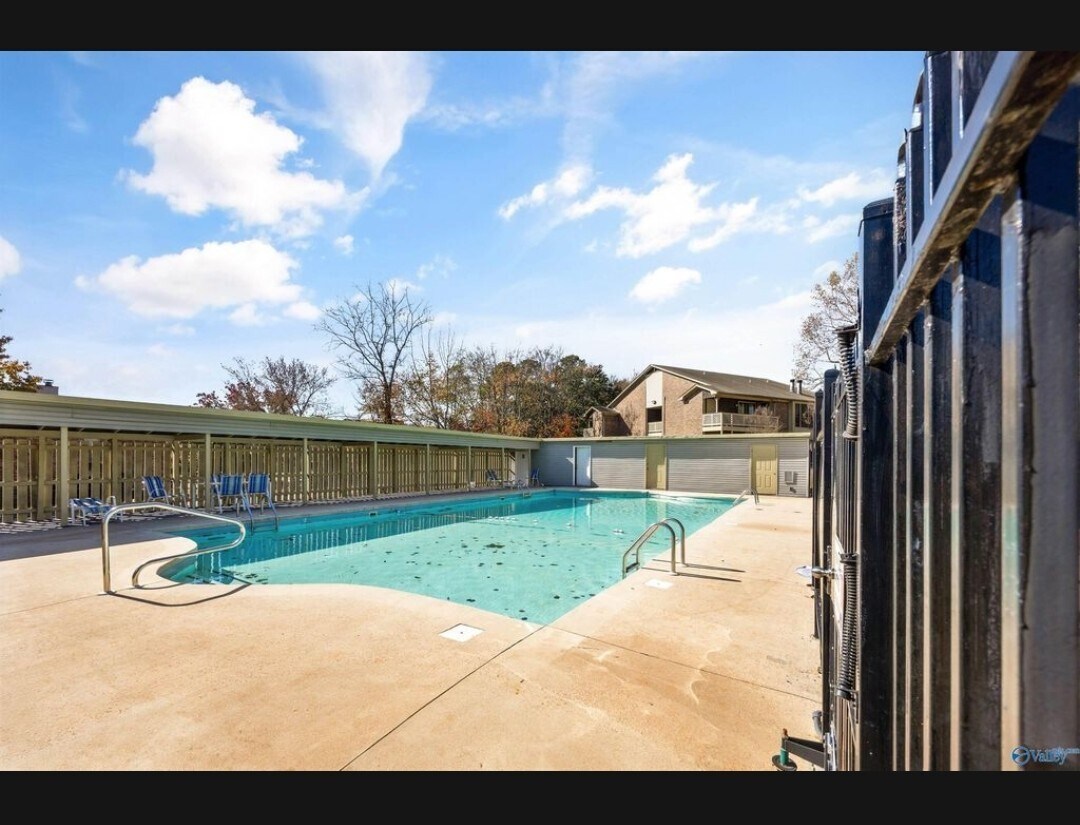 Building Photo - 5050 Seven Pine Cir