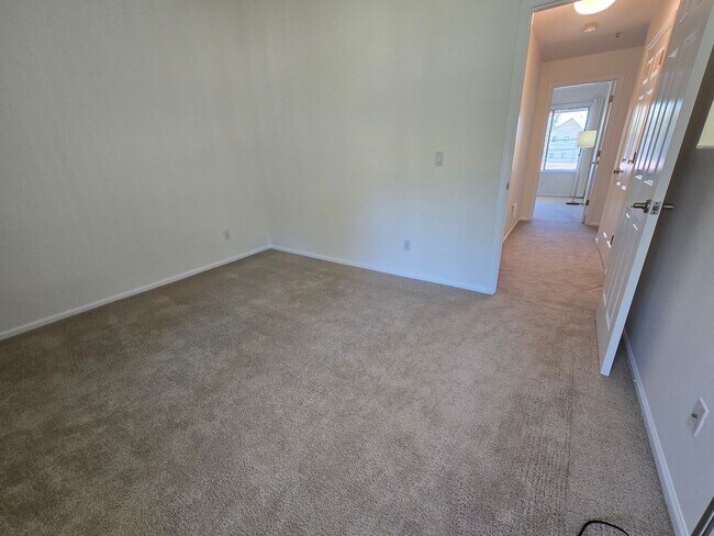 Building Photo - Beautifully Renovated, Top Floor, 2 Bedroom 2 Bath East Boulder Condo for Rent!