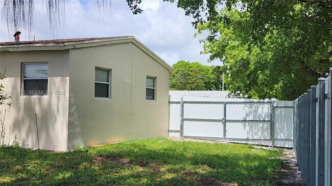 Building Photo - 841 N 69th Terrace