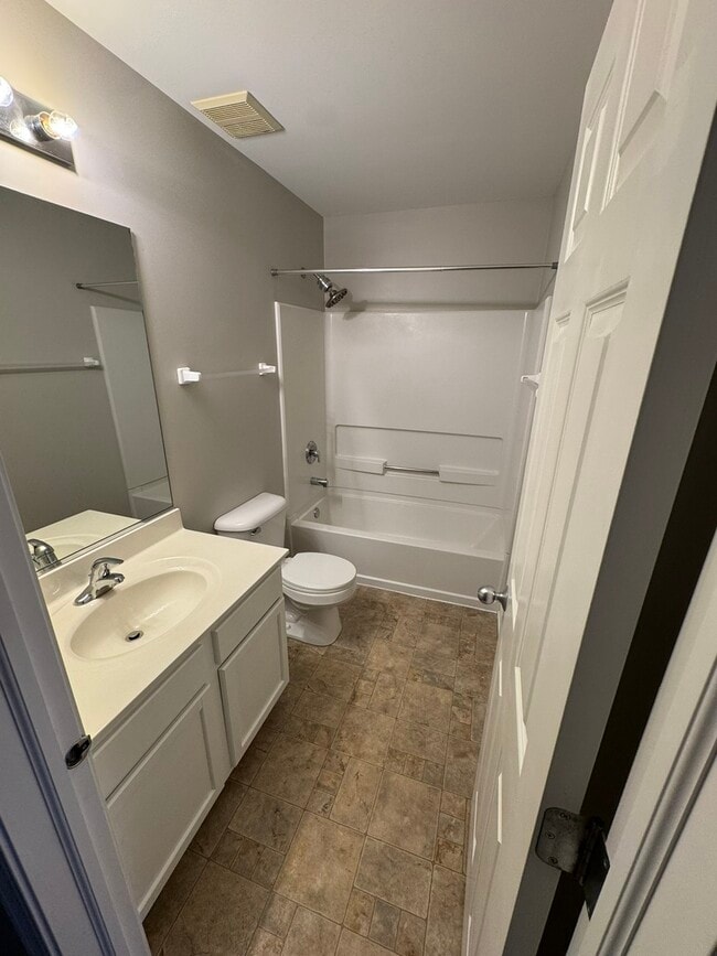 Building Photo - 1401 Millbrook Dr