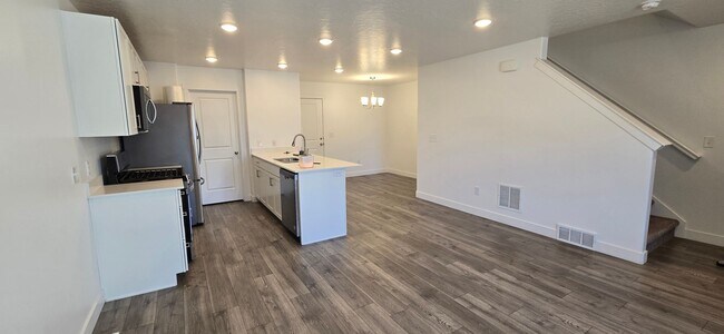 Building Photo - 3 Bed 2 Bath Townhouse in Lehi!!