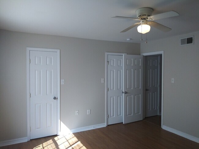 Building Photo - 3 Bedroom Town-home