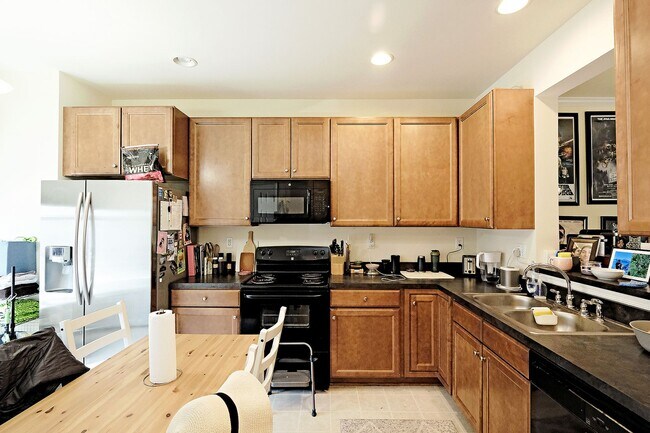 Building Photo - Move-in Ready, Pet-Friendly Townhome Near The Shops at Stonefield
