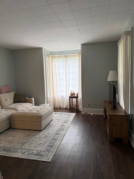 Living room - 127 N 6th St