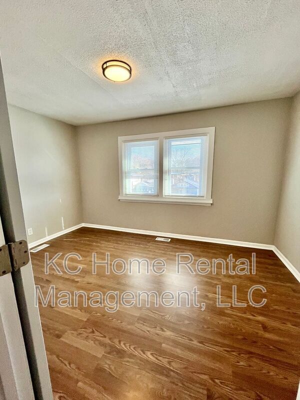 Building Photo - 4042 Paseo Blvd