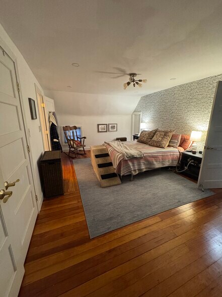 Principal Bedroom/3rd Bedroom - 15 Court St