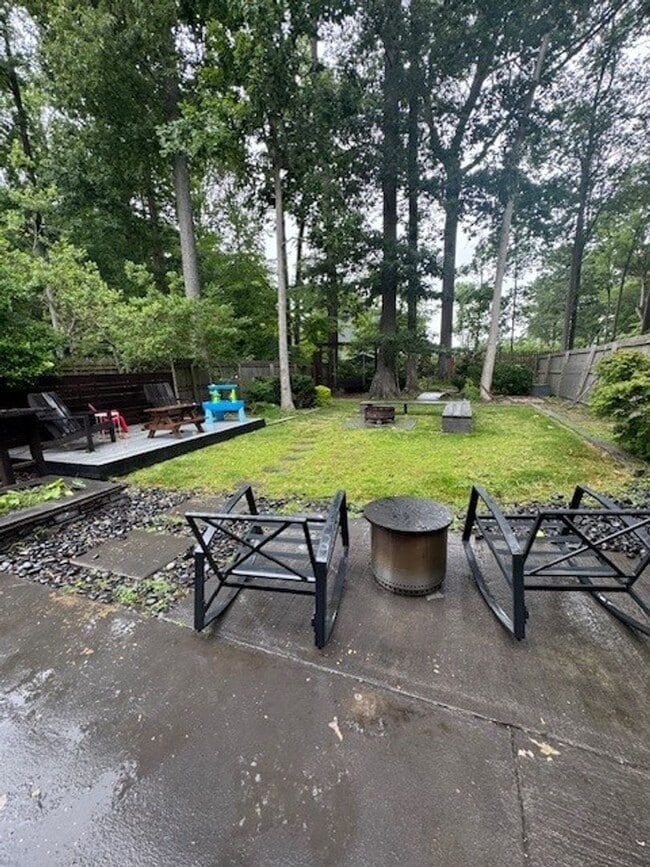 Building Photo - Adorable duplex condo in Red Mill.