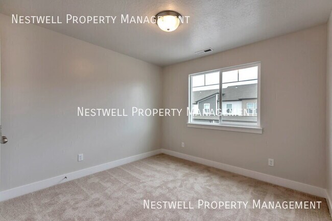 Building Photo - 1562 W State Rd