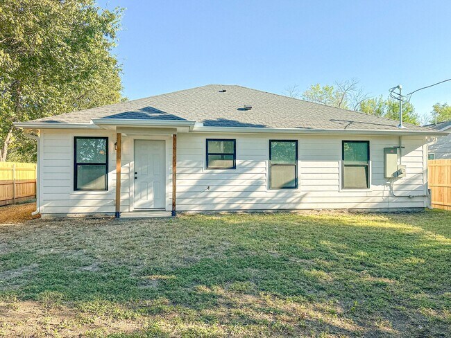 Building Photo - *NEW CONSTRUCTION* 3-Bedroom 2-Bathroom House Near Baylor!