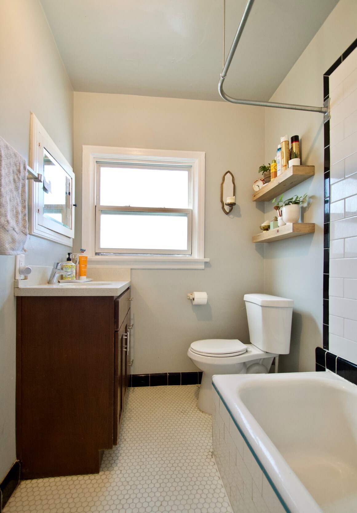 Hall bathroom - 4770 Bancroft St