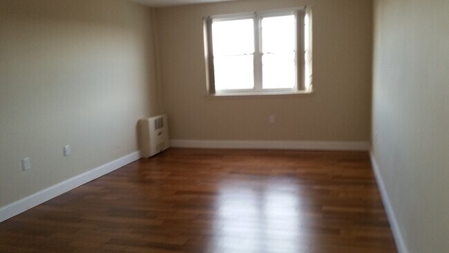 Bedroom - 893 Farmington Ave