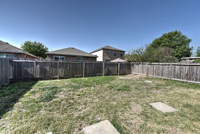 Building Photo - GREAT LOCATION: 1604 & SHAENFIELD | 3 BEDS | 2 BATHS | MOVE IN READY