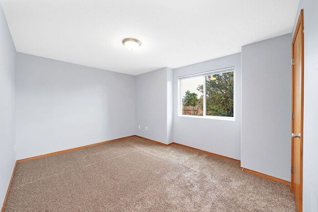 Building Photo - Big 2 bedroom townhouse. Minutes to Portland!!!!