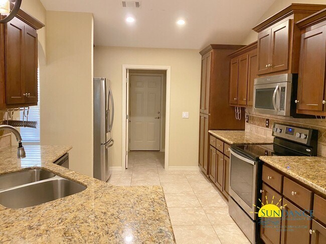 Building Photo - Stunning 4 Bedroom Home in Navarre