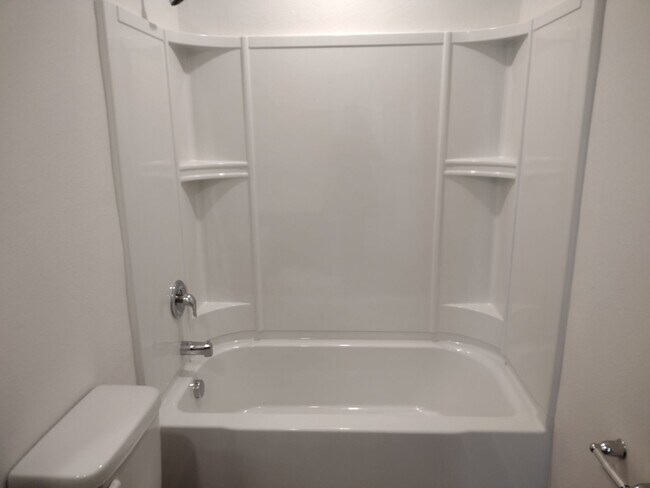 Building Photo - Beautiful 4 bedroom 2.5 Bathroom House For...