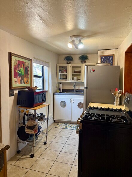 Building Photo - 218 Polaco St