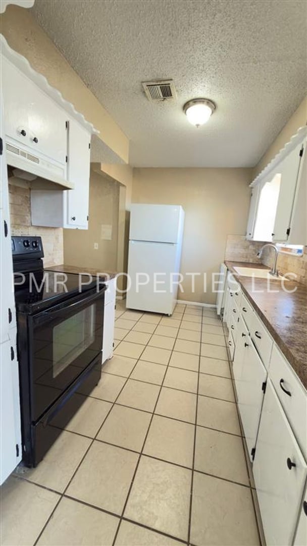 Building Photo - 3 Bedroom/1.5 Bath-House