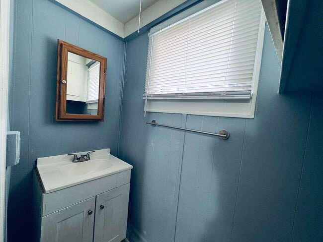 Building Photo - Timberlake Area House