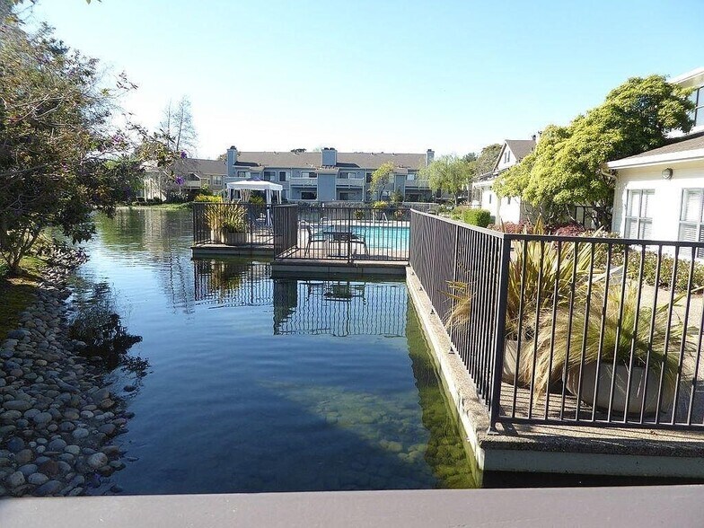 Community - 8 Shoreline Ct