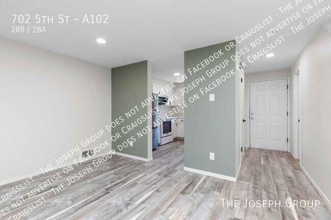 Building Photo - 702 5th St