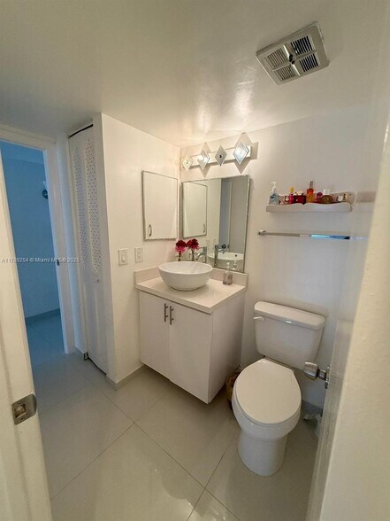 Building Photo - 20500 W Country Club Dr