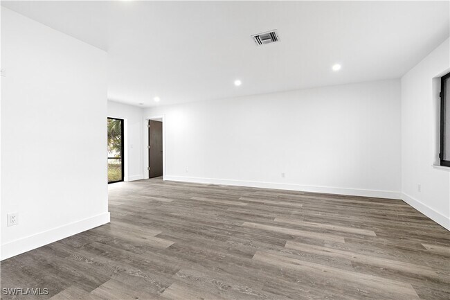Building Photo - 709 SE 10th Pl