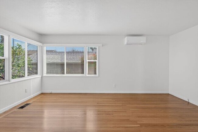Building Photo - $2,800 /Month Beautiful 1 Bed, 1 Bath Single Story Centrally located in Petaluma!