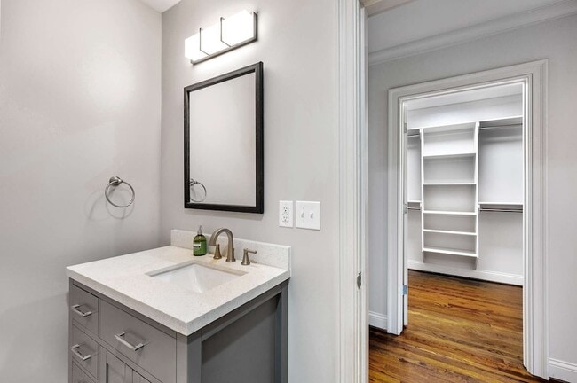 Building Photo - 5656 Kendall Dr