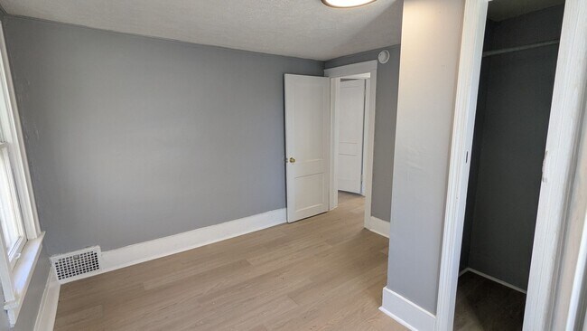 Building Photo - Welcome to your charming home located in the vibrant city of Akron