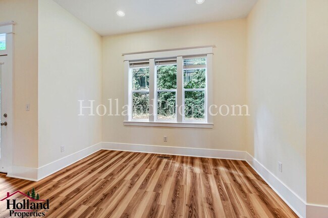 Building Photo - Great, Spacious & Inviting Home in the Heart of Milwaukie! Move-in Special DISCOUNT of $200!!!