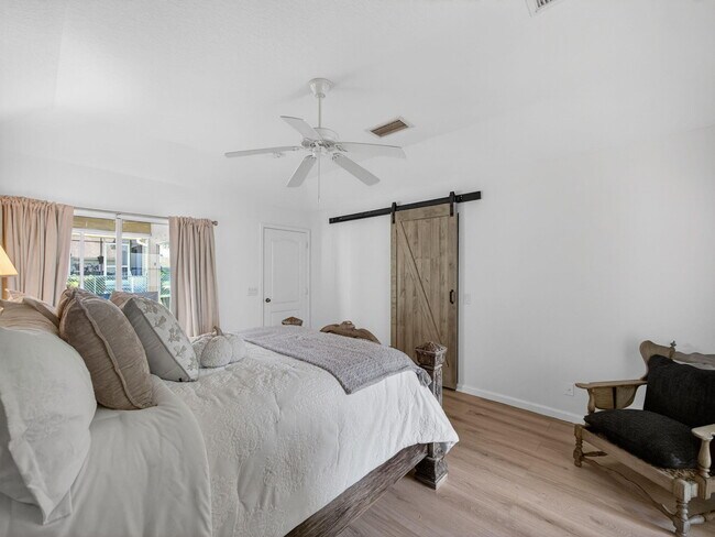 Building Photo - 2757 SW Versailles Terrace