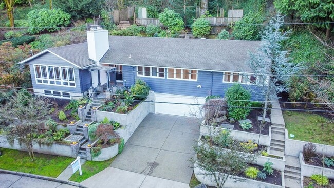 Building Photo - Portland Heights Home w/High-End Finishes! Double Range Viking Stove, Granite, Wood Floors, Sun R...